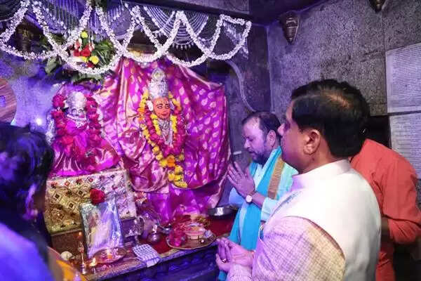 सीएम मोहन यादव ने अमझेरा के अमका-झमका मंदिर में की पूजा-अर्चना, प्रदेश की सुख-समृद्धि की कामना की।