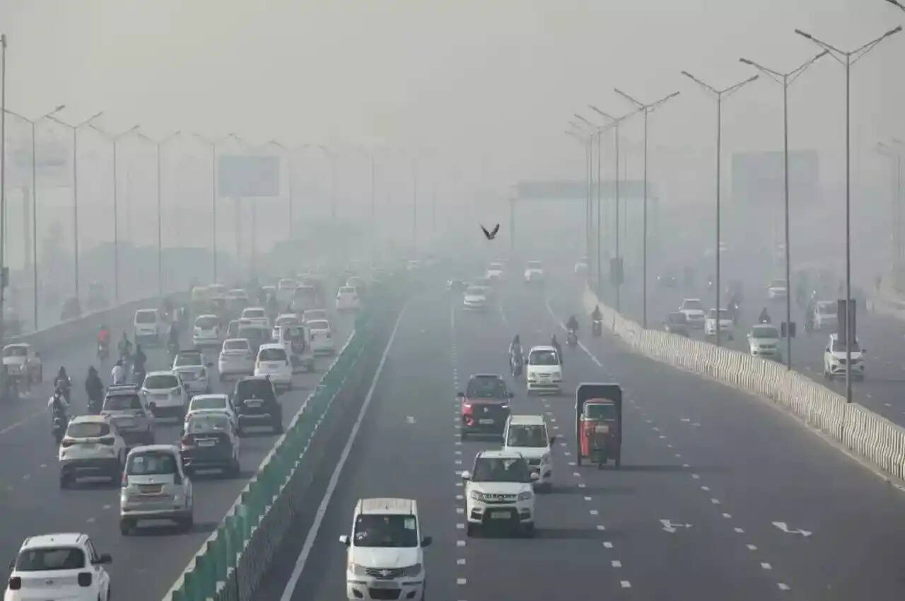 Delhi की हवा में हुआ थोड़ा सुधार, लेकिन अभी भी खराब श्रेणी में वायु गुणवत्ता