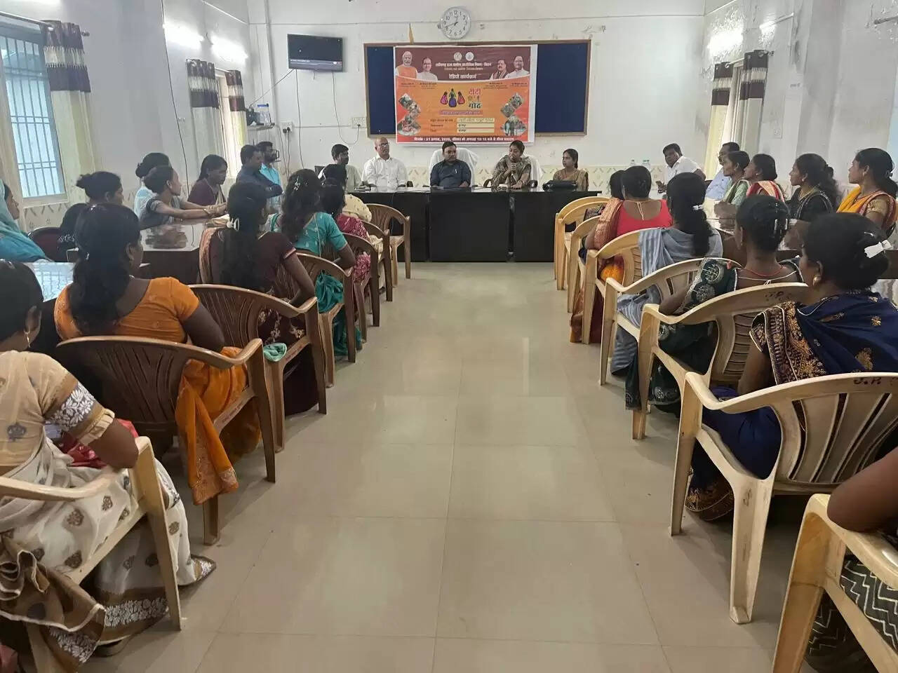 Surajpur News: &lsquo;दीदी के गोठ&rsquo; रेडियो कार्यक्रम से महिलाओं को मिलेगी आत्मनिर्भरता की राह