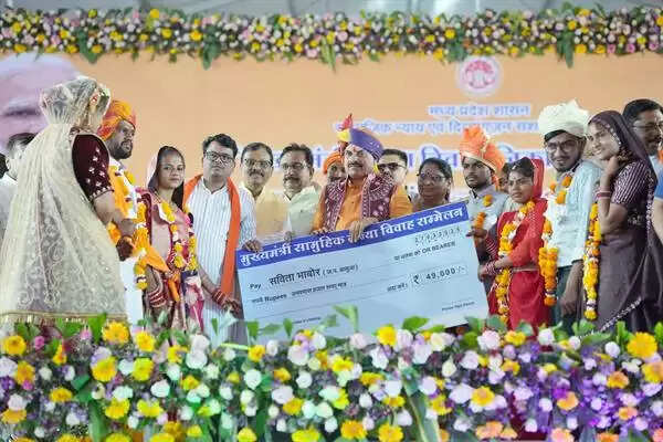 MP News: सीएम ने झाबुआ में दो हजार जोड़ों को विवाह/निकाह में दिया आशीर्वाद