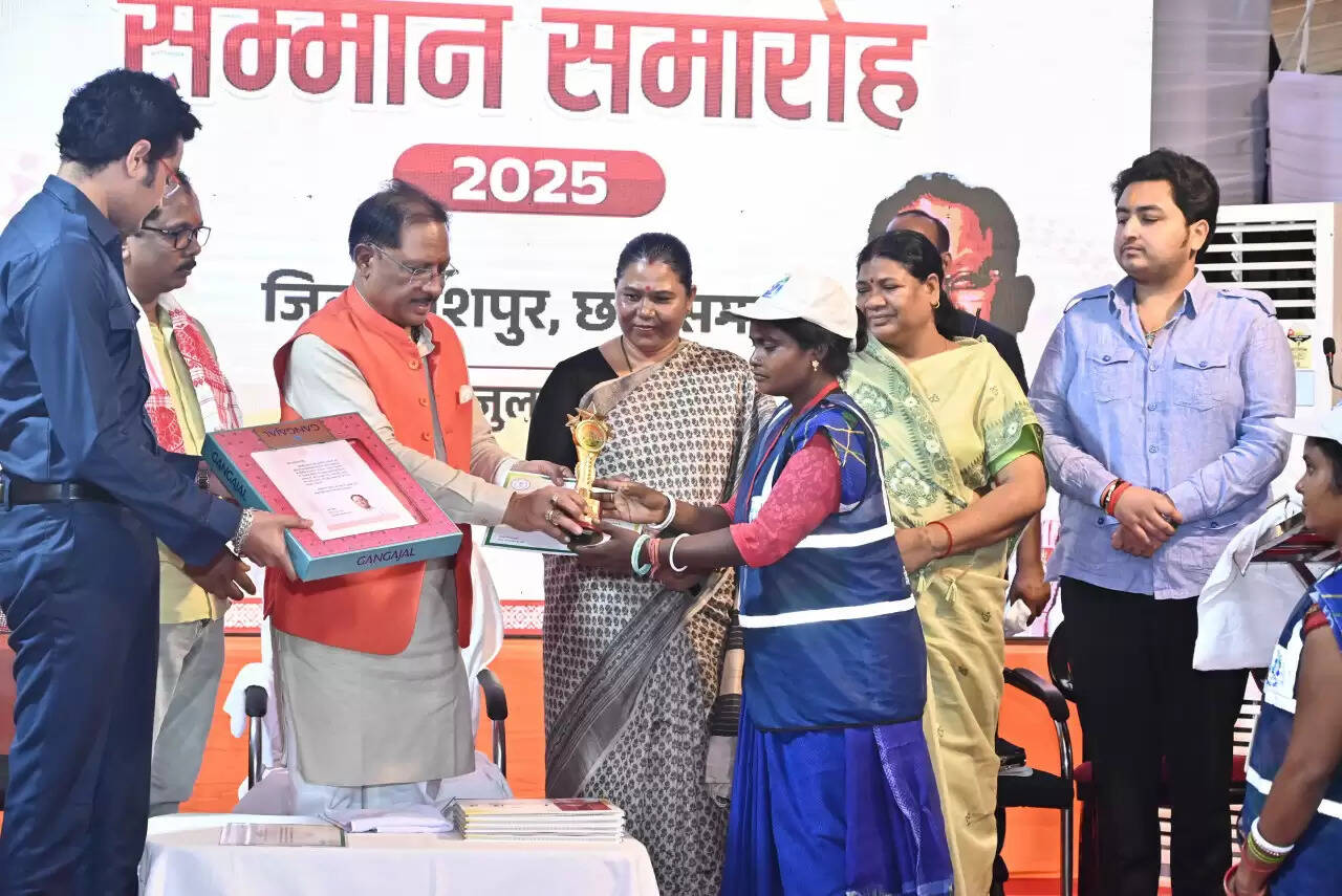 CG News: सीएम साय ने स्वच्छता दीदियों को किया सम्मानित, कहा- देश को स्वच्छ और स्वस्थ बनाने में निभा रही हैं अहम भूमिका