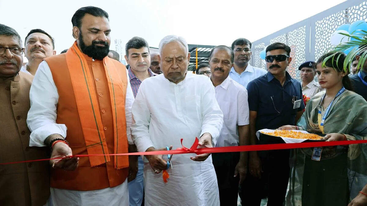 Bihar News: सीएम नीतीश ने नगर विकास एवं आवास विभाग की विभिन्न योजनाओं का किया उद्घाटन एवं शिलान्यास, नवनियुक्त नगर प्रबंधकों को सौंपे नियुक्ति पत्र