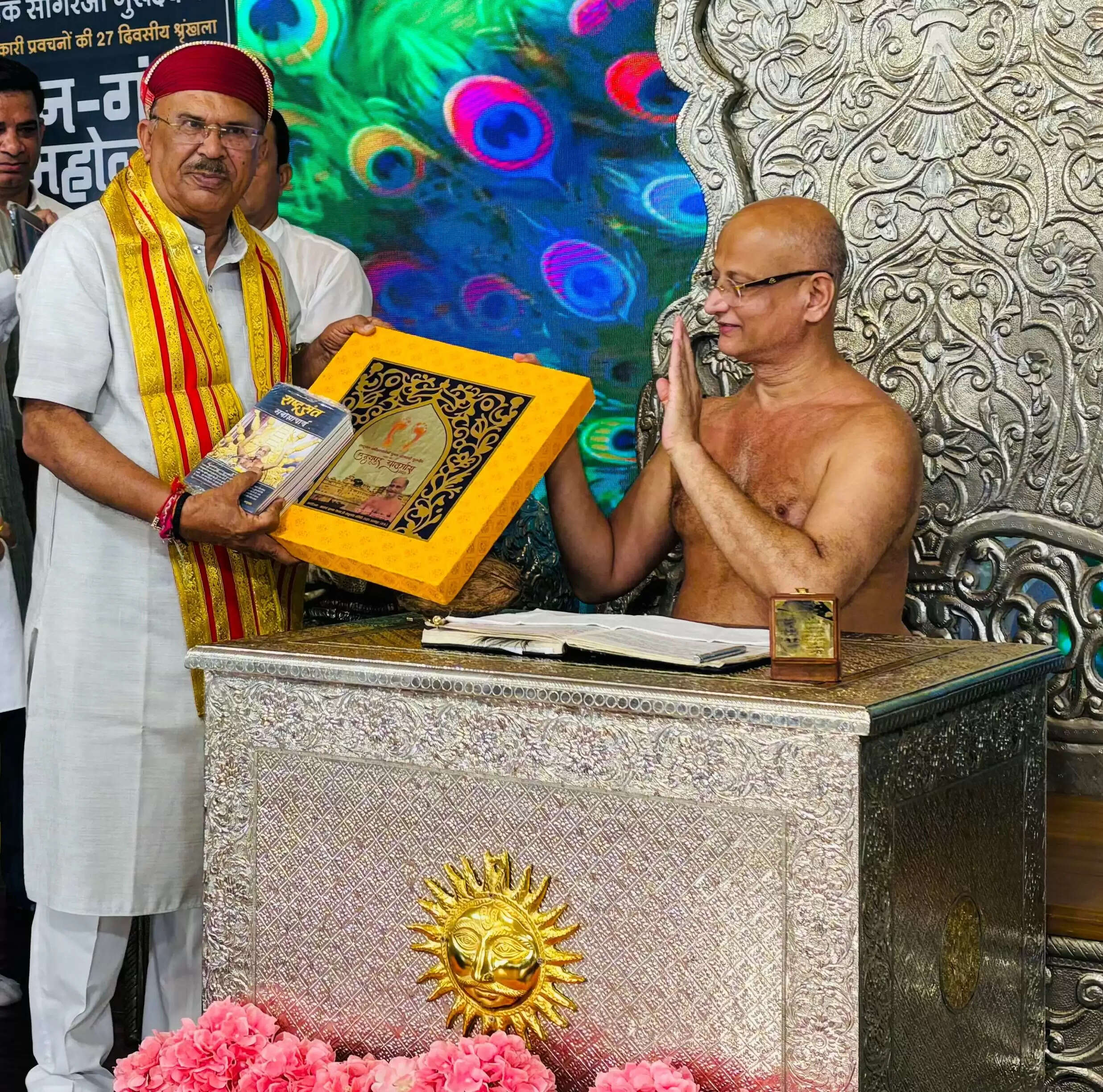 Rajasthan News: विधान सभा अध्यक्ष देवनानी ने संत पुलक सागर से लिया आशीर्वाद