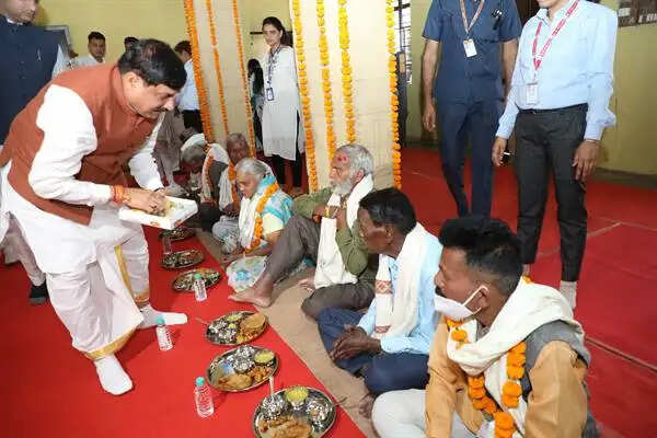 MP News: सीएम मोहन यादव ने कुष्ठ रोगियों के साथ मनाया अपना जन्मदिन