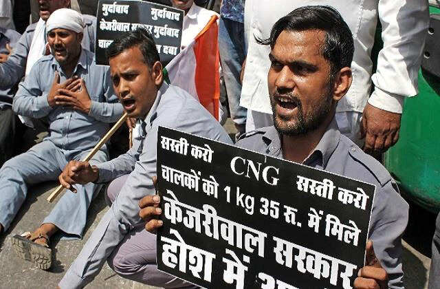 ऑटो चालकों ने दी अनिश्चितकालीन हड़ताल की धमकी, बढ़ती महंगाई से घरों का बजट बिगड़ा