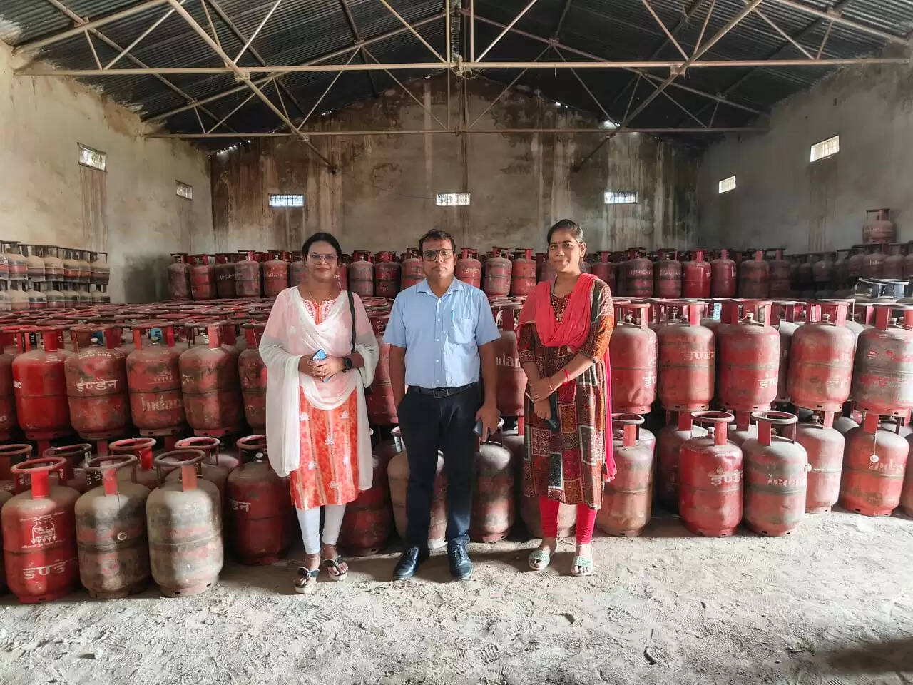 CG News: खाद्य विभाग की अवैध घरेलू गैस सिलेंडर पर बड़ी कार्रवाई,1619 नग गैस सिलेंडर किये जब्त