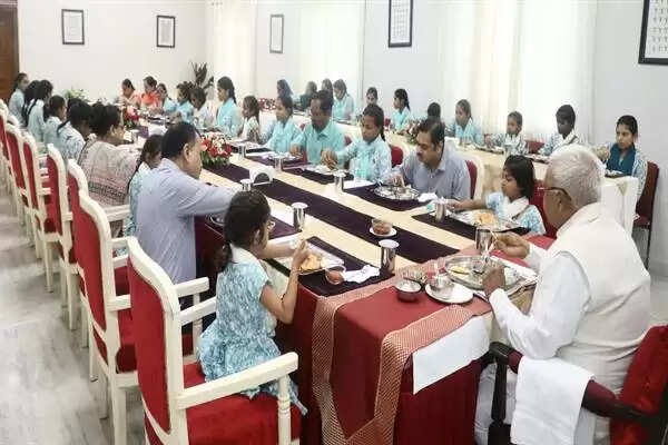 MP News: राज्यपाल मंगुभाई पटेल ने दिव्यांग बालिकाओं के साथ किया सह-भोज