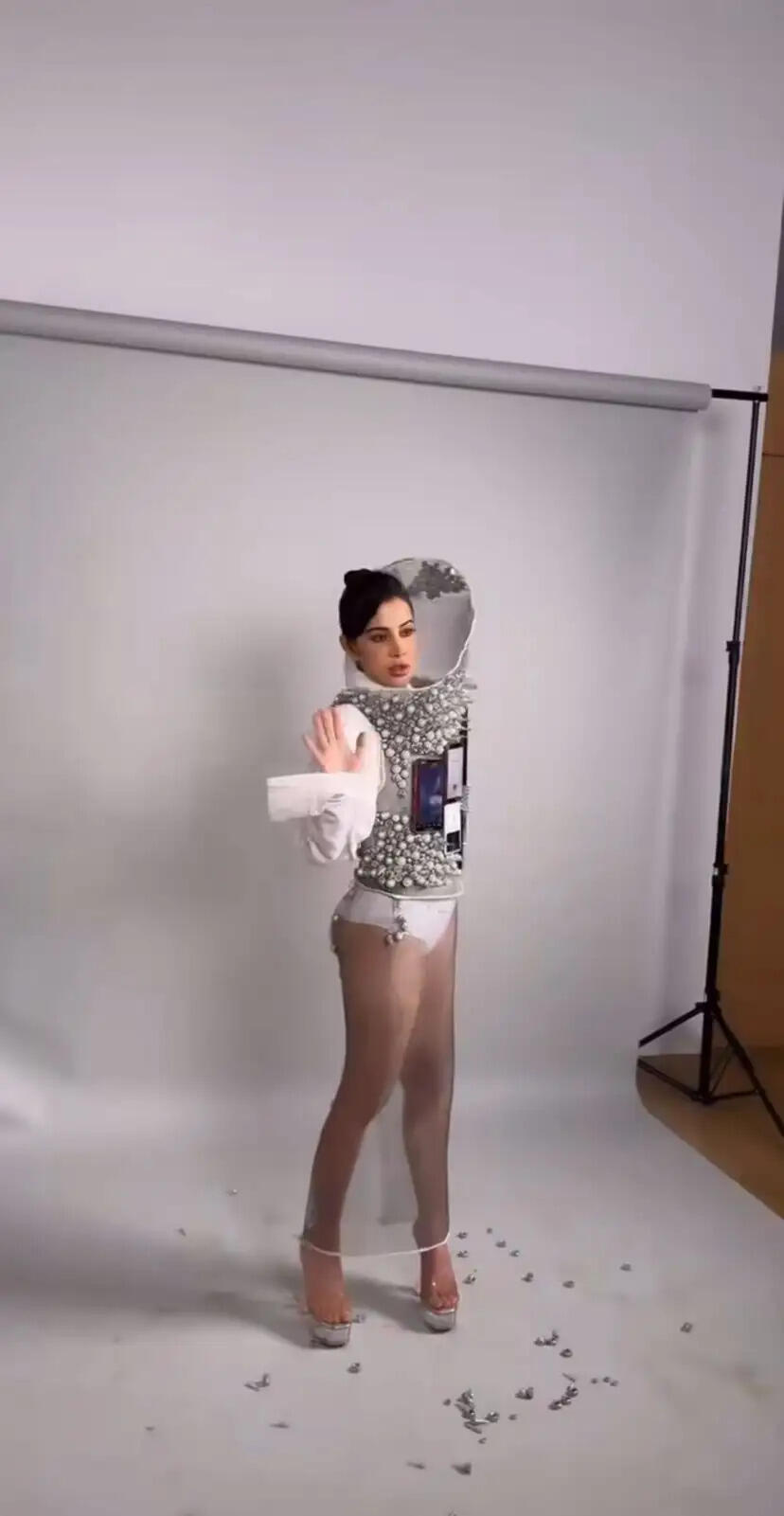 Actress Urfi Javed Unveils the Future of Fashion with Her 25 kg &ldquo;Screw You Outfit&rdquo;