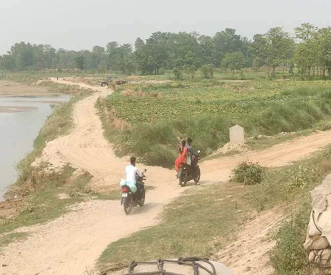 नेपाल सरकार ने विदेशी मुद्रा भंडार में कमी को देखते हुए कई सामानों के आयात पर प्रतिबंध लगा दिया, जिससे भारत व नेपाल का व्यापार प्रभावित होने लगा
