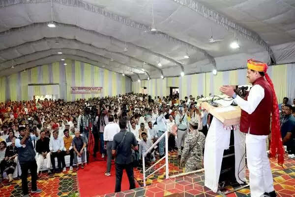 CM मोहन यादव ने फूल माली समाज के राज्यस्तरीय प्रतिभा सम्मान समारोह में मेधावी विद्यार्थियों को किया सम्मानित