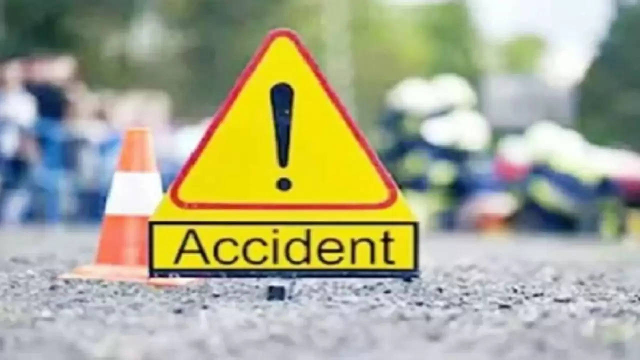 Noida Road Accident: तेज रफ्तार कार ने बाइक को मारी टक्कर, 2 युवकों की मौत
