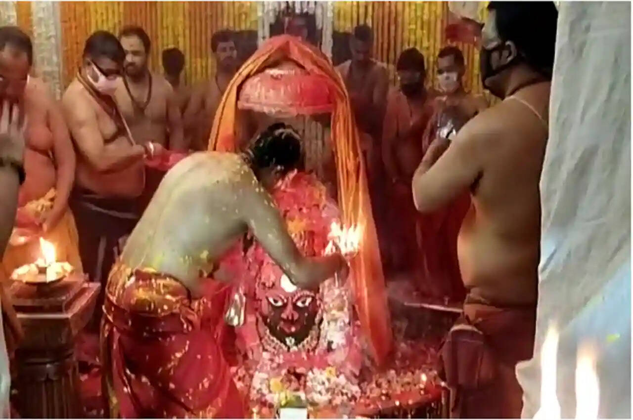 महाकाल में होली, भक्त बाबा के भजनों में झूमते आए नजर