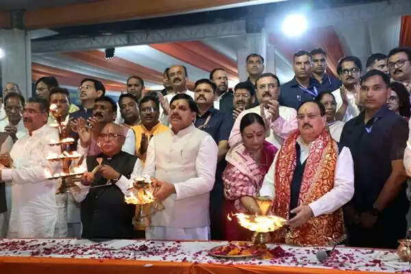 केंद्रीय स्वास्थ्य&nbsp;मंत्री&nbsp;नड्डा और सीएम&nbsp;मोहन यादव&nbsp;माँ नर्मदा की महाआरती में हुए शामिल,&nbsp;माँ नर्मदा का किया अभिषेक और दीपदान