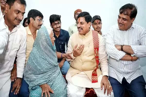 सीएम मोहन यादव ने शाजापुर प्रवास के दौरान स्व. शालिग्राम तोमर के परिजन से की भेंट