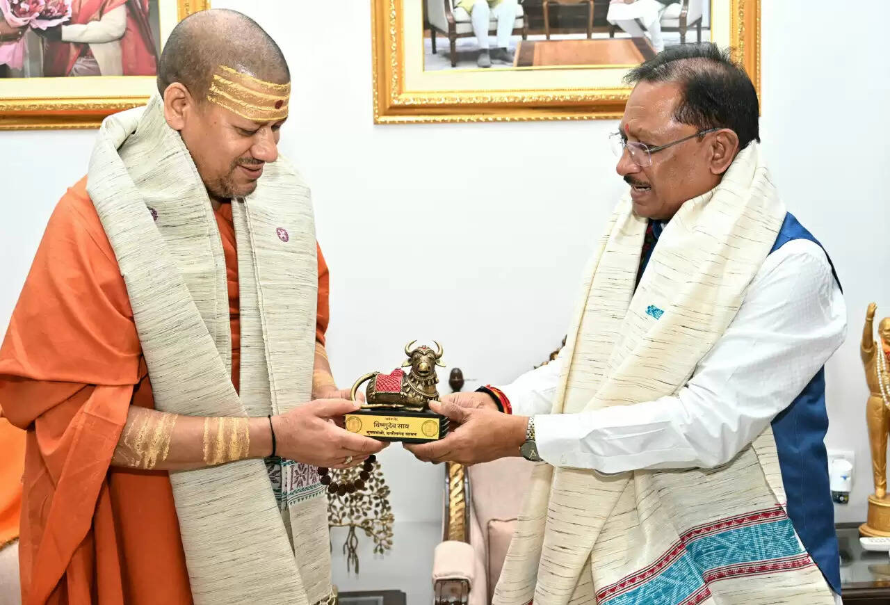 CG News: मुख्यमंत्री साय से निरंजन पीठाधीश्वर महामंडलेश्वर स्वामी कैलाशनंद गिरी जी महाराज ने की सौजन्य भेंट