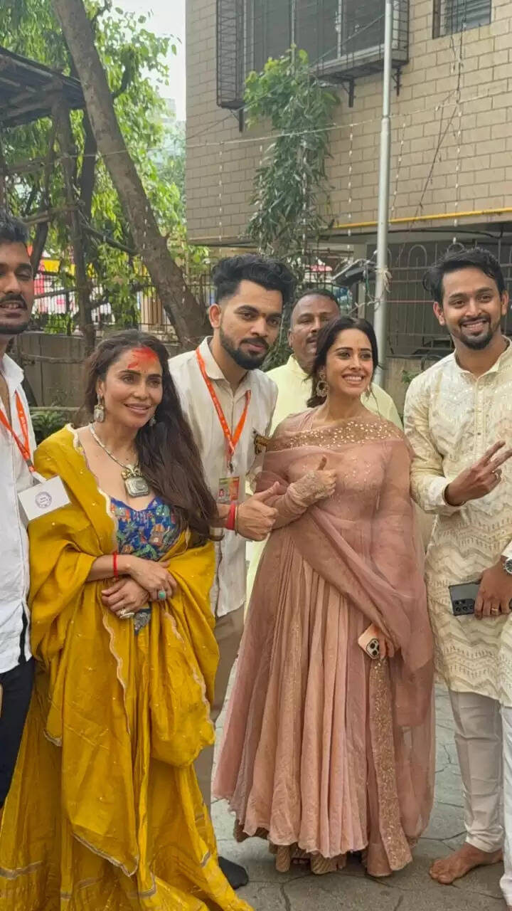 अभिनेत्री&nbsp;निकिता रावल ने पहले दिन लालबागचा राजा का आशीर्वाद लिया, नुसरत भरूचा के साथ गर्मजोशी से मनाया जश्न