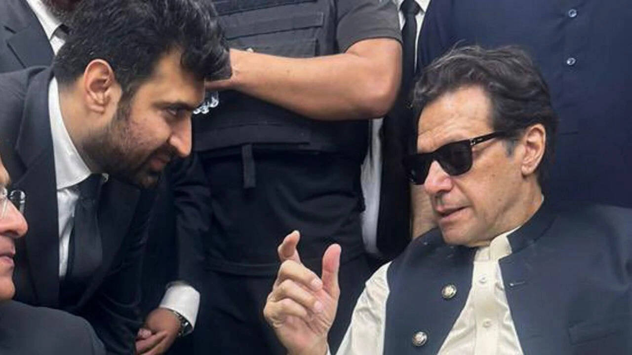 Pakistan Political Crisis: पाकिस्तान के पूर्व प्रधानमंत्री इमरान खान&nbsp;को लग&nbsp;रहा&nbsp;फिर गिरफ्तारी का डर, बहन उज्मा के खिलाफ भी जांच शुरू