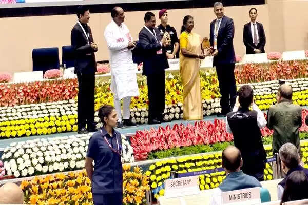 राष्ट्रपति द्रौपदी मुर्मु ने विज्ञान भवन में आयोजित आदि कर्मयोगी अभियान पर राष्ट्रीय कॉन्क्लेव में मध्यप्रदेश को सम्मानित किया