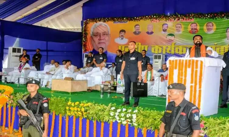CM नीतीश कुमार ने कैमूर के भभुआ में कार्यकर्ताओं को बताया सुशासन का सफर, सरकार की उपलब्धियों को साझा किया