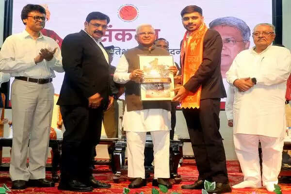 MP News: सरकार के कल्याणकारी कार्यक्रमों की सफलता सुनिश्चित कराएं: राज्यपाल मंगुभाई पटेल