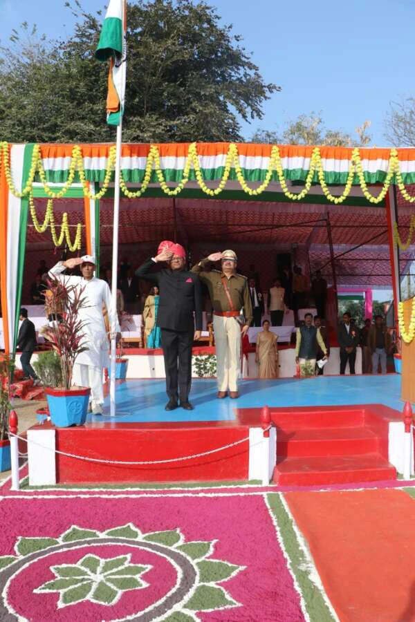 Seoni: हर्षाेल्लास से मनाया गया 74वां गणतंत्र दिवस, डॉ राहुल हरिदास फटिंग ने ध्वजारोहण कर ली परेड की सलामी
