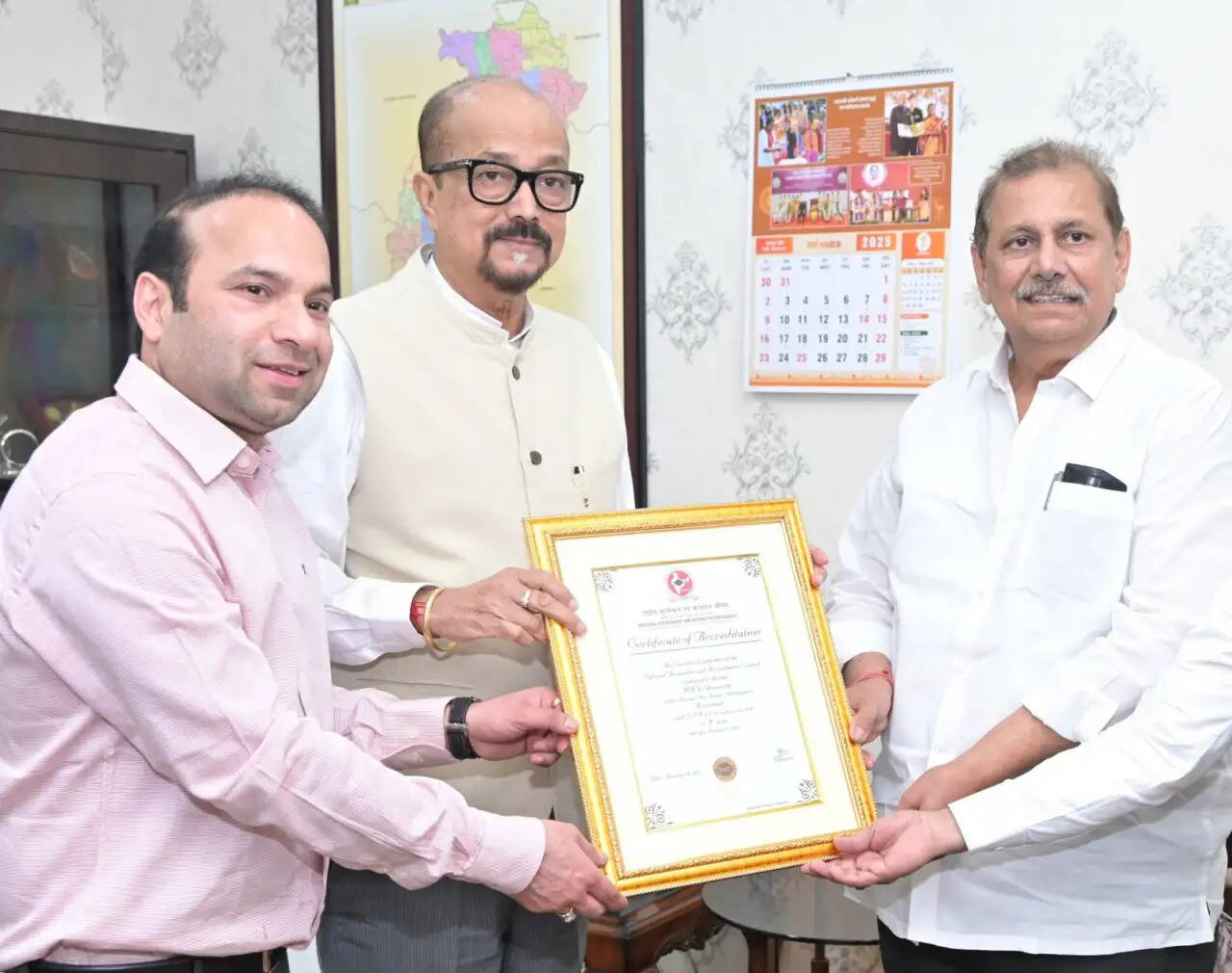 CG News: राज्यपाल रमेन डेका से मैट्स यूनिवर्सिटी के कुलाधिपति ने की भेंट