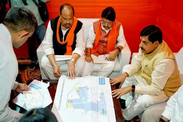 PM नरेन्द्र मोदी के दौरे से पहले सीएम मोहन यादव ने ग्राम भैंसोला में तैयारियों का लिया जायजा
