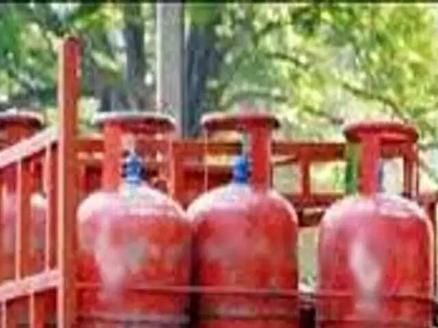 LPG Cylinder Price :&nbsp;एलपीजी गैस सिलेंडर&nbsp;के दामों में आई इतने रुपये की कमी, जानिए अपने शहर के एलपीजी सिलेंडर के नए दाम&nbsp;