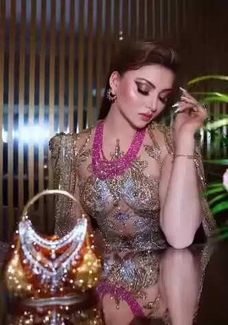 Watch: उर्वशी रौतेला ने कान्स 2025 के अपने तीसरे लुक में सनसनीखेज बीटीएस झलक दिखाई, 3 करोड़ से अधिक के आउटफिट्स और ज्वैलरी एक्सेसरीज, यहां देखें वीडियो!