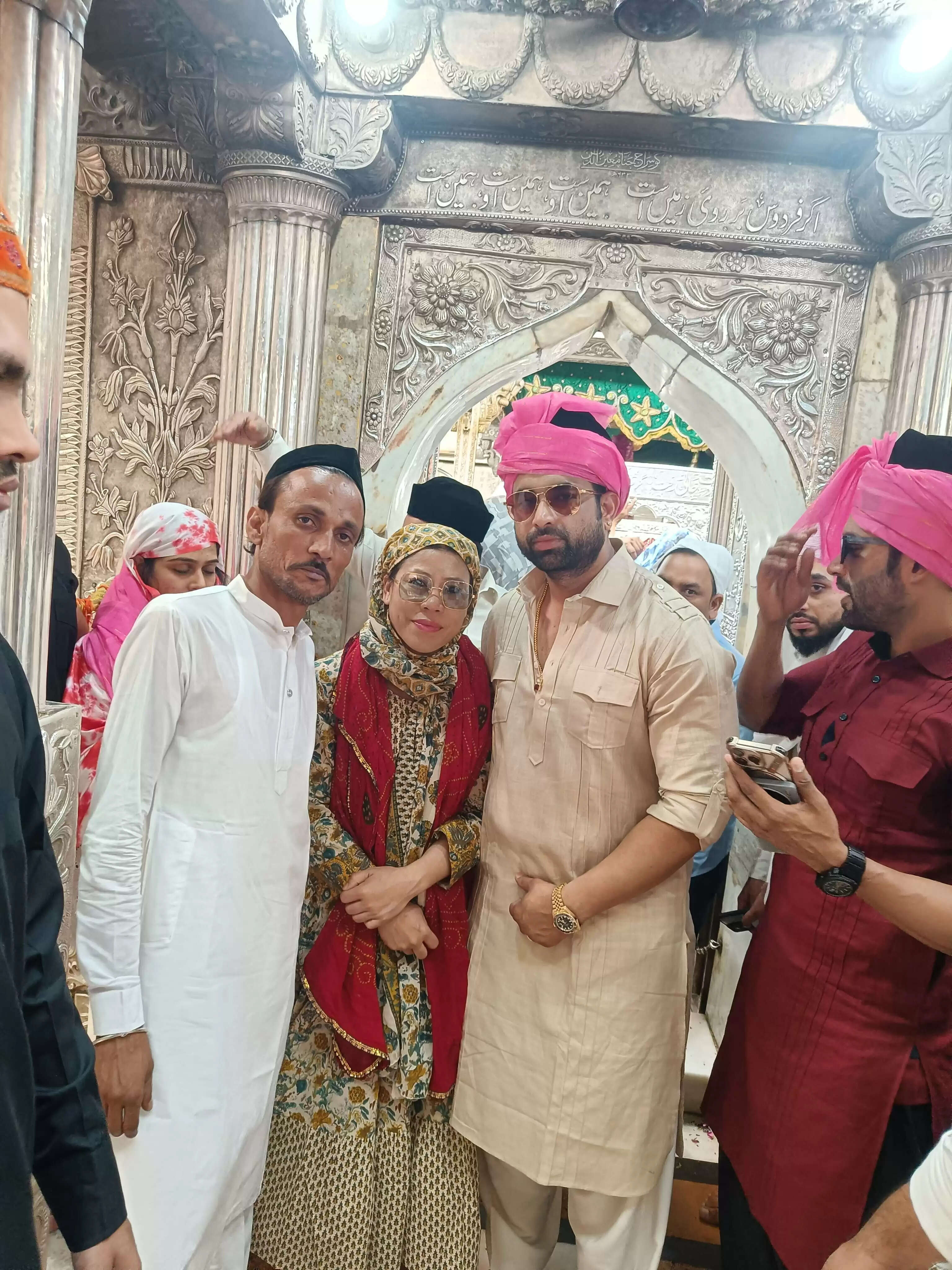 अजमेर दरगाह पर बिजनस पार्टनर हितेश चौधरी के साथ मैरी कॉम ने चढ़ाई चादर, पहलगाम आतंकी हमला पर छलका दर्द 