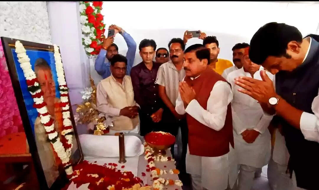 MP News: मुख्यमंत्री&nbsp;ने स्व.&nbsp;कुदउँ लारिया जी के चित्र पर पुष्प अर्पित कर दी श्रद्धांजलि