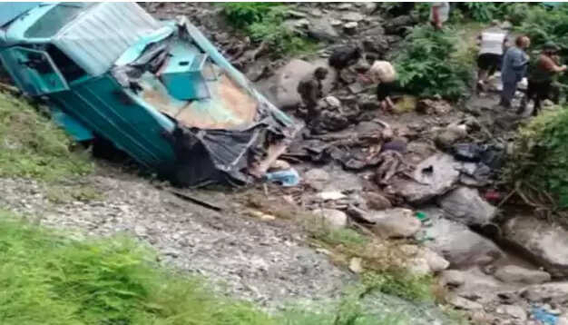 उधमपुर में बड़ा हादसा, CRPF की गाड़ी 200 फीट गहरी खाई में गिरी, 3 जवानों की मौत, 15 घायल