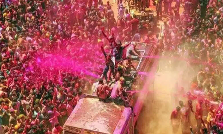 रंगपंचमी के साथ इंदौर की विश्व प्रसिद्ध गेर की शुरुआत, स्पेशल हाथी 150 फीट दूर तक सबको भिगोएगा