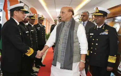 राजनाथ सिंह ने तटरक्षक बल से देश की&nbsp;सुरक्षा मजबूत बनाने का आह्वान किया