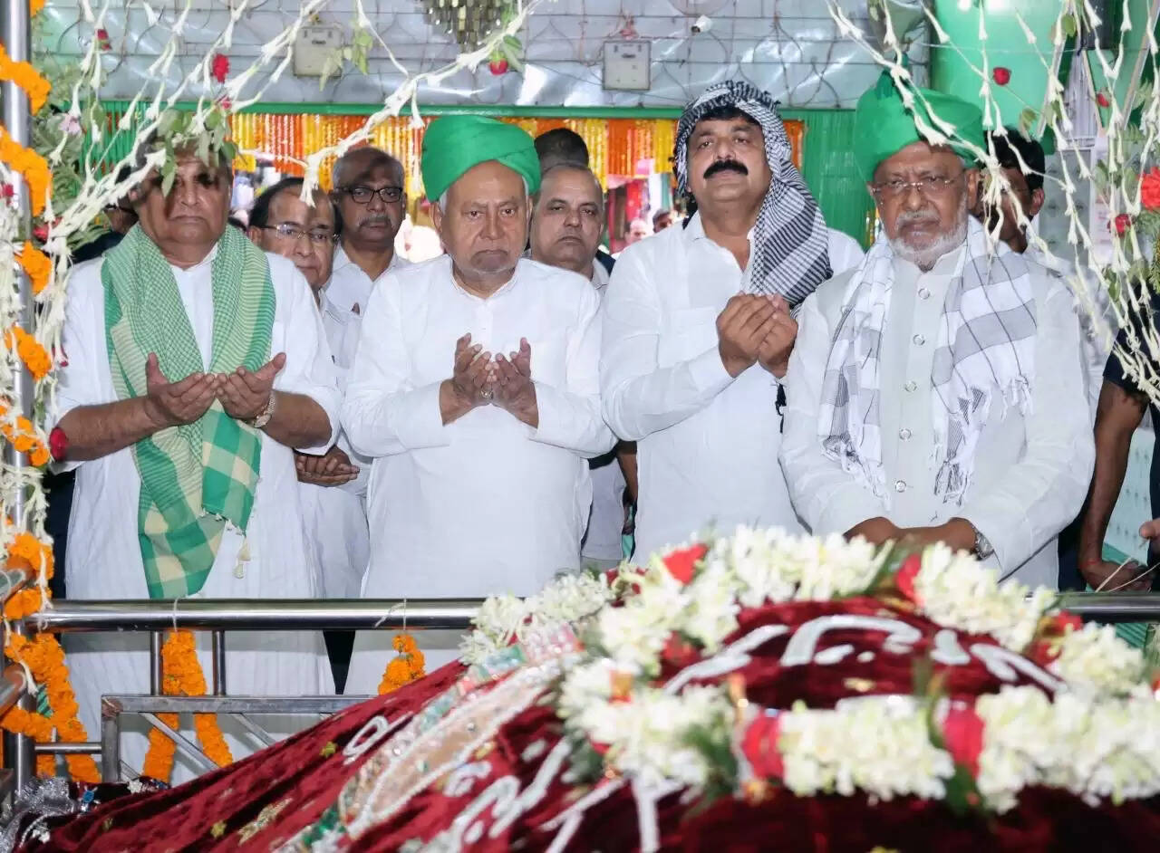 CM नीतीश ने दरगाह हजरत शाह जलाल शहीद रहमतुल्लाह अलैह के मजार पर चादरपोशी कर की राज्य की खुशहाली की दुआ