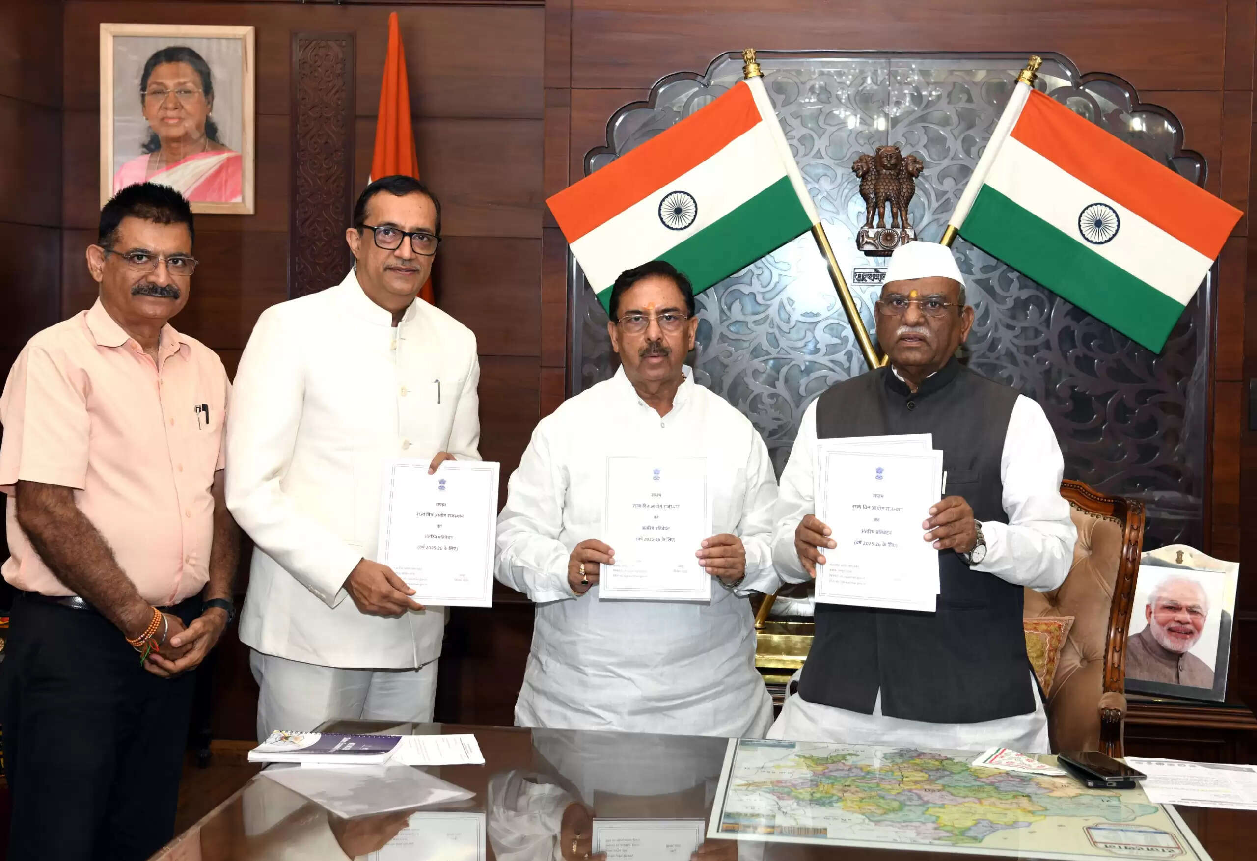 Rajasthan News: राज्य वित्त आयोग के अध्यक्ष चतुर्वेदी ने राज्यपाल से की मुलाकात, राज्यपाल को सप्तम राज्य वित्त आयोग की अंतरिम रिपोर्ट पेश की