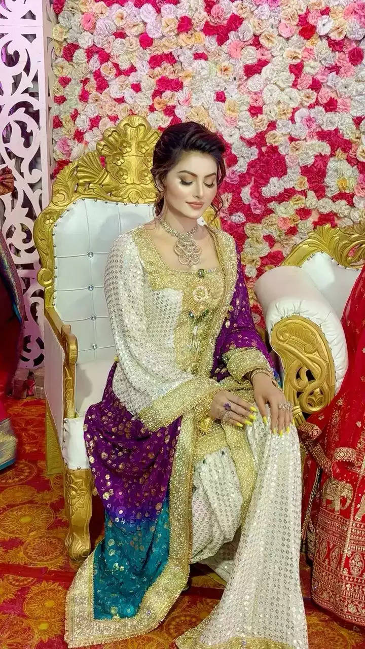 उत्तराखंड में एक शादी में अपनी अविश्वसनीय उपस्थिति से शोभा बढ़ा रही हैं उर्वशी रौतेला,50 लाख से अधिक की लागत वाली दो पोशाकों में स्वप्निल और मंत्रमुग्ध लग रही हैं