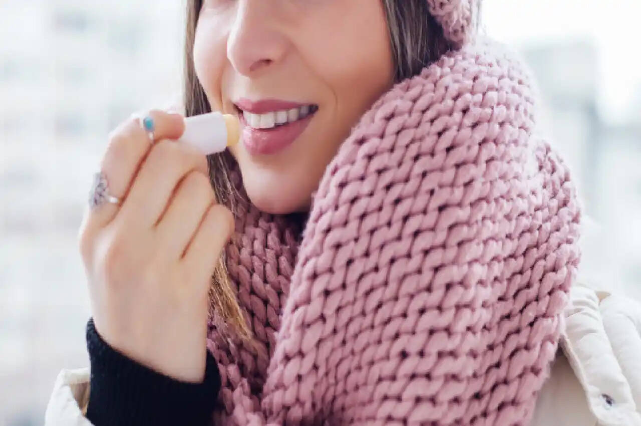 Winter Lips Care Tips: विंटर ड्राय Lips से छुटकारा पाने के लिए अपनाएं ये आसान Tips, मिलेगें पिंक और सॉफ्ट लिप्स