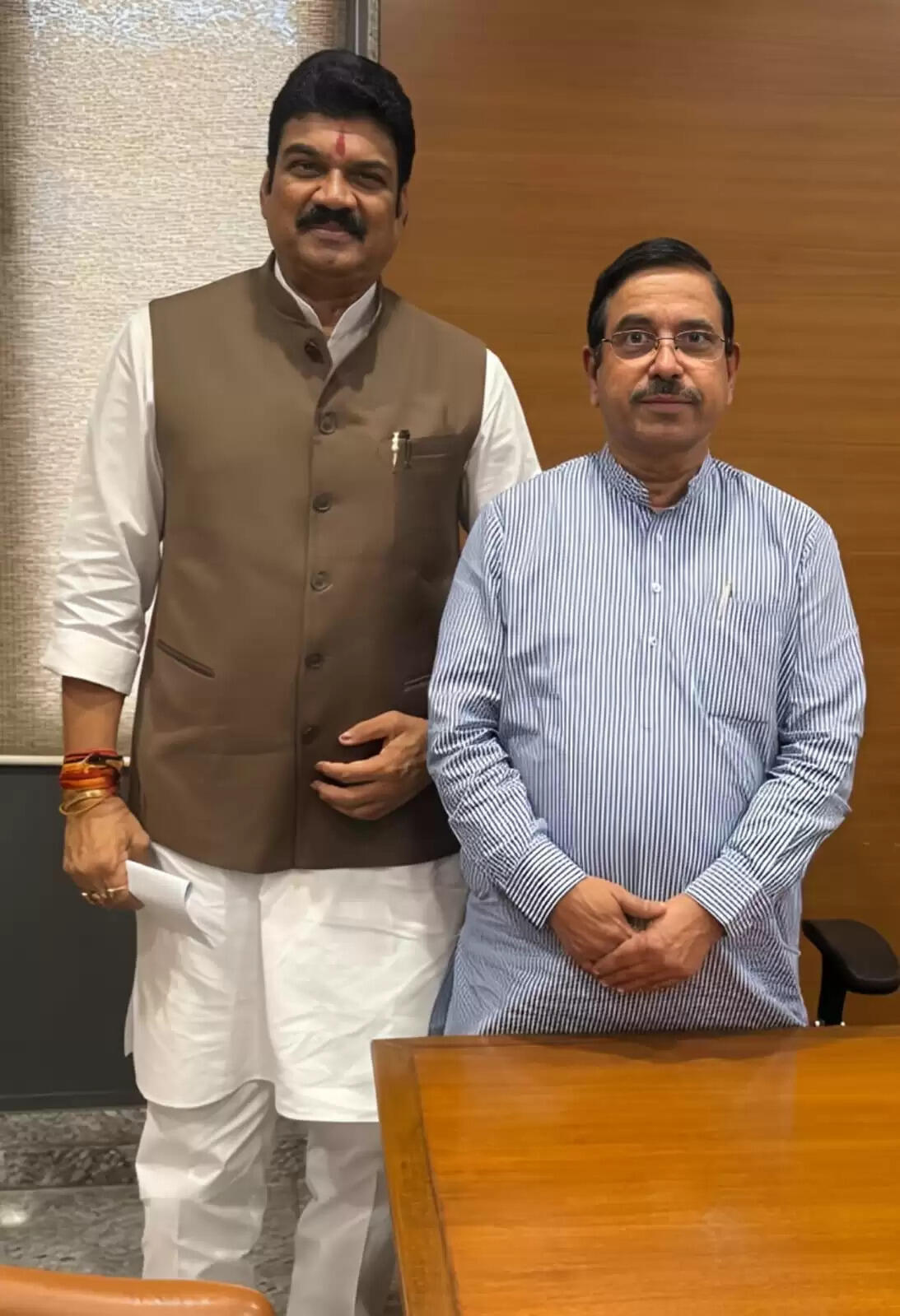 MP News: केन्द्रीय खाद्य मंत्री प्रहलाद जोशी से मिले मंत्री राजपूत, विभाग की कार्यप्रणाली में बदलाव पर हुई चर्चा