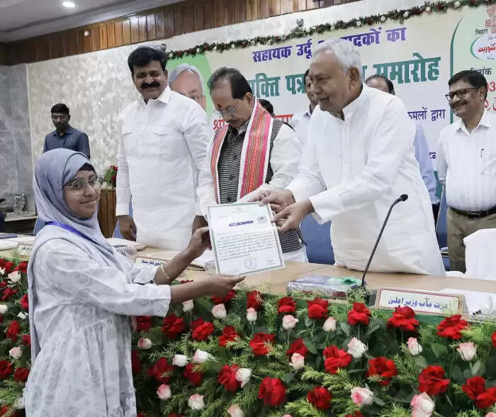 Bihar News: सीएम नीतीश ने 715 उर्दू अनुवादकों को सौंपा नियुक्ति पत्र, सभी चयनित सहायक उर्दू अनुवादकों को दी बधाई