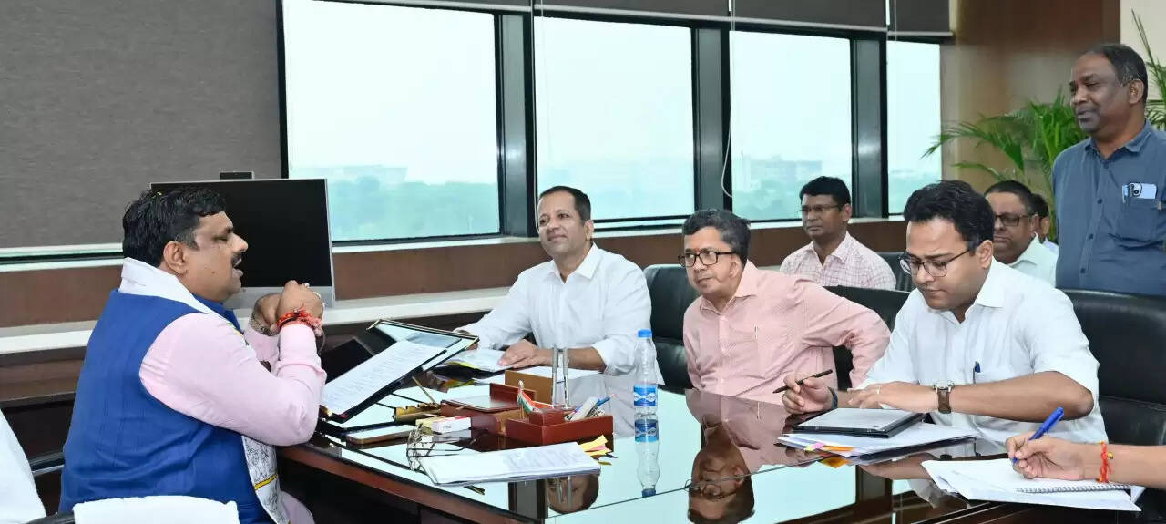 CG News: पुस्तकों की छपाई से लेकर परिवहन तक एक ही टेंडर के माध्यम हो: स्कूल शिक्षा, ग्रामोद्योग मंत्री गजेंद्र यादव