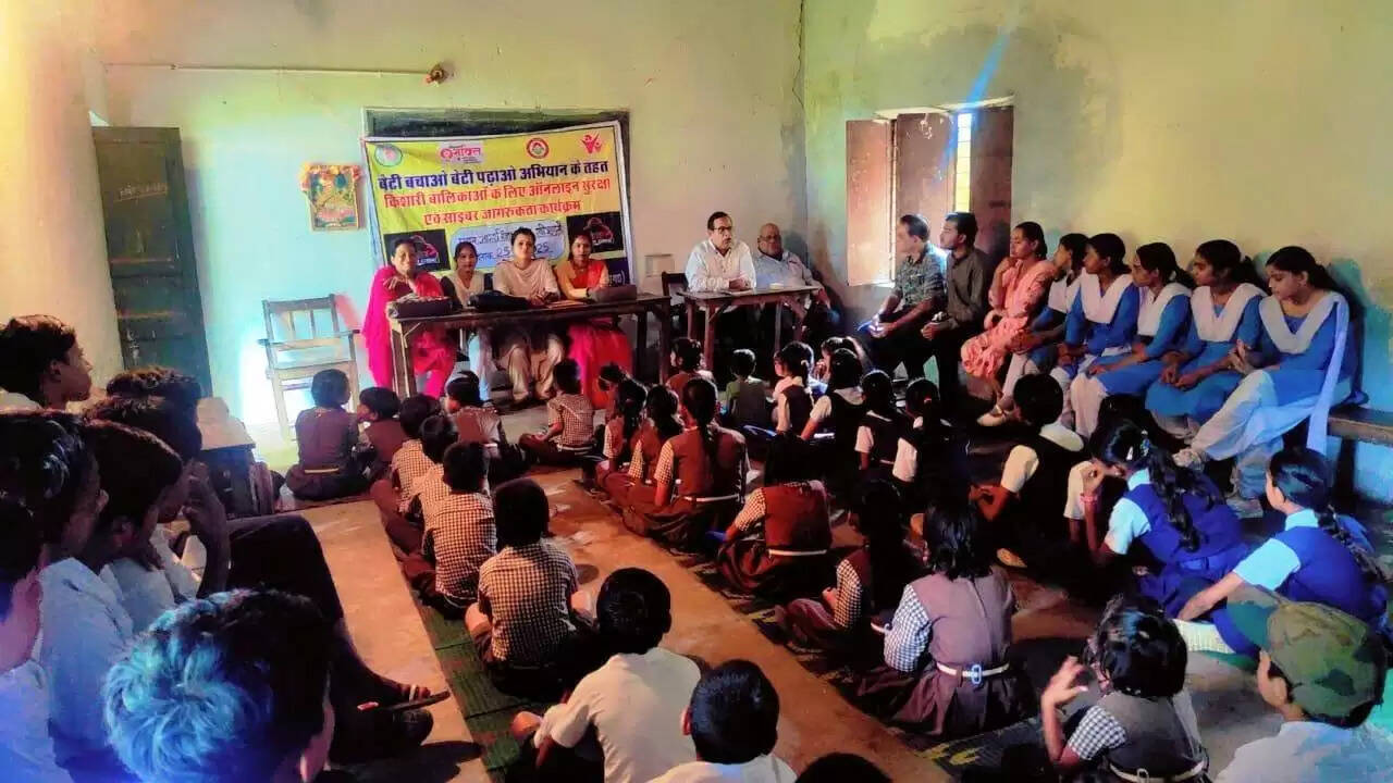 CG News: बेटी बचाओ, बेटी पढ़ाओ’ के अंतिम कार्यक्रम में बालिकाओं को मिला डिजिटल सुरक्षा का सशक्त कवच