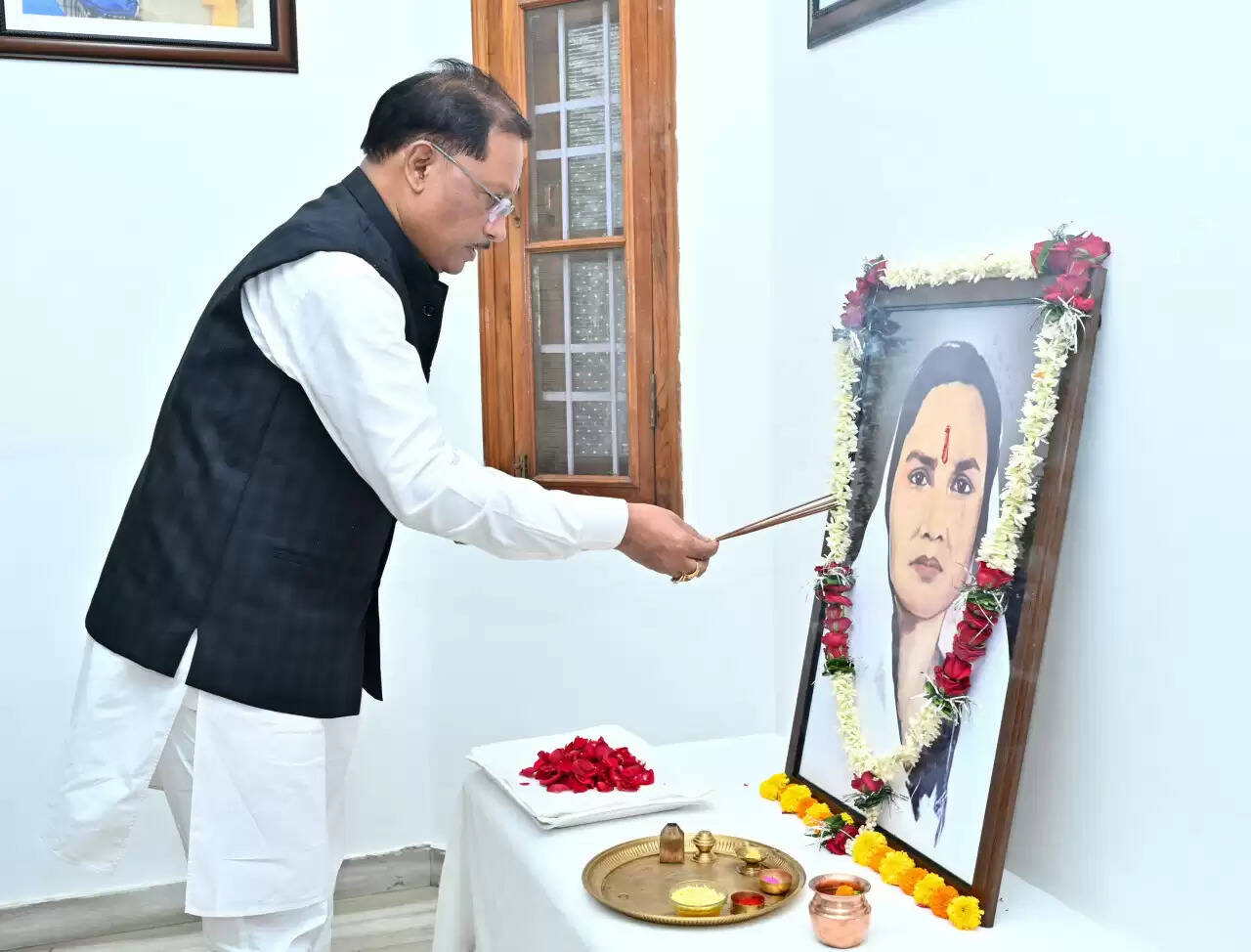 सीएम साय ने छत्तीसगढ़ की पहली महिला सांसद मिनीमाता की पुण्यतिथि पर उनके किया नमन