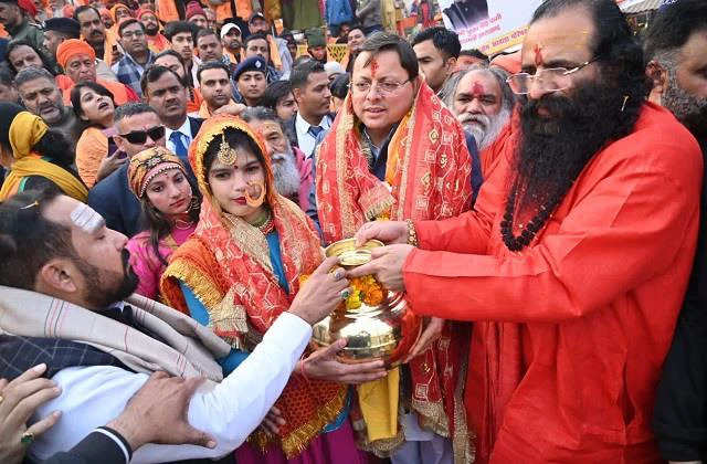 Uttarakhand News: सीएम धामी ने संतों को नदी जल के कलशों के साथ अयोध्या के लिए किया रवाना