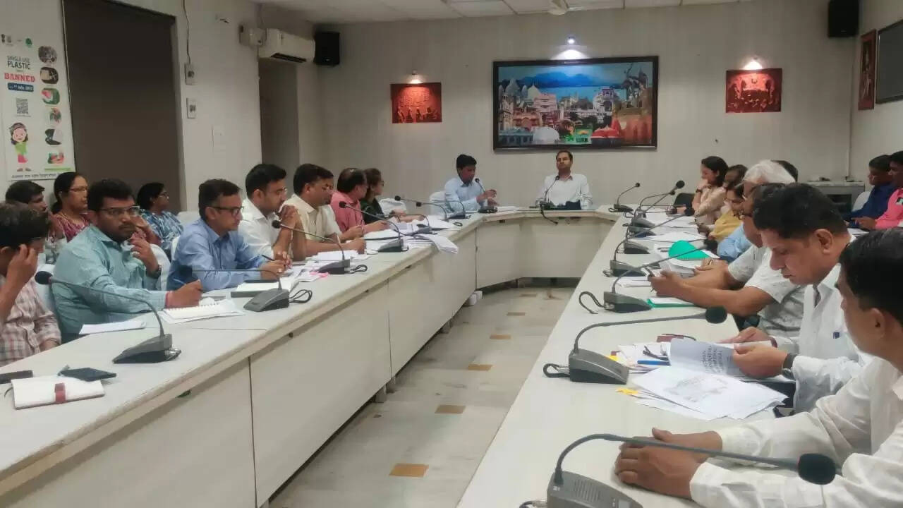 Ajmer News: जिला कलक्टर बन्धु की अध्यक्षता में ग्रामीण विकास एवं पंचायती राज विभाग की योजनाओं की समीक्षा बैठक आयोजित