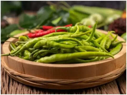  हरी मिर्च केवल खाने को तीखा ही नहीं बनाती, इससे हो सकते हैं बहुत से फायदे, जानें यहां