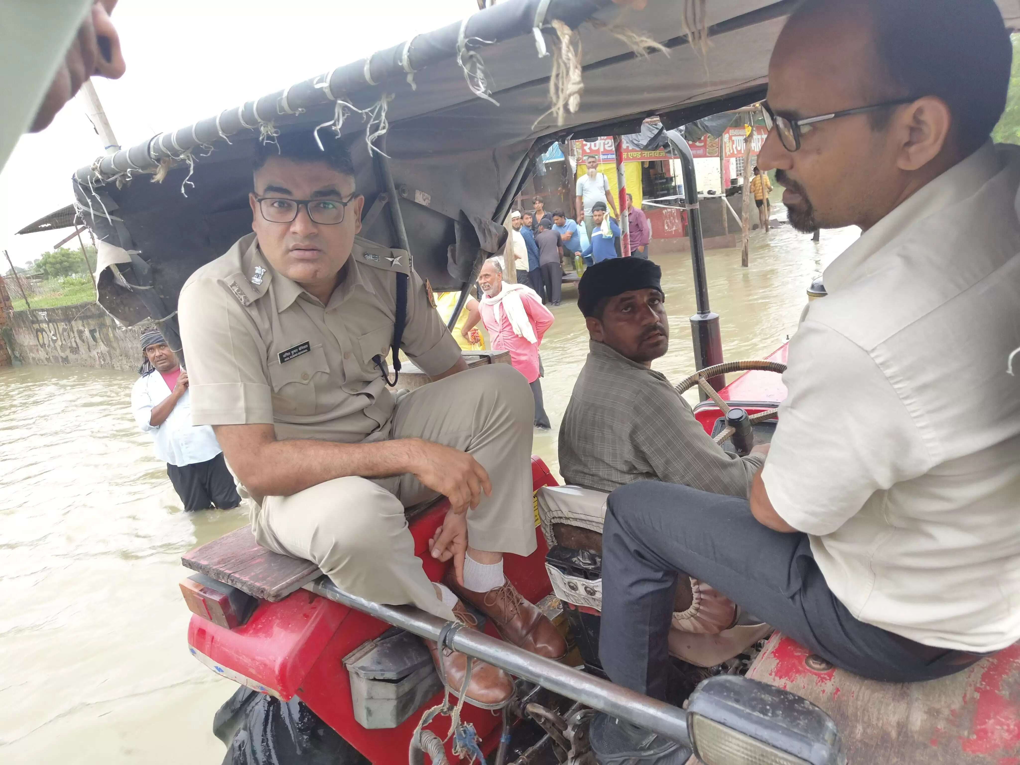 Rajasthan News: जिला कलक्टर एवं पुलिस अधीक्षक ने करमोदा, सूरवाल, मैनपुरा एवं अजनोटी में जल-भराव क्षेत्रों का किया निरीक्षण, दिए आवश्यक दिशा निर्देश