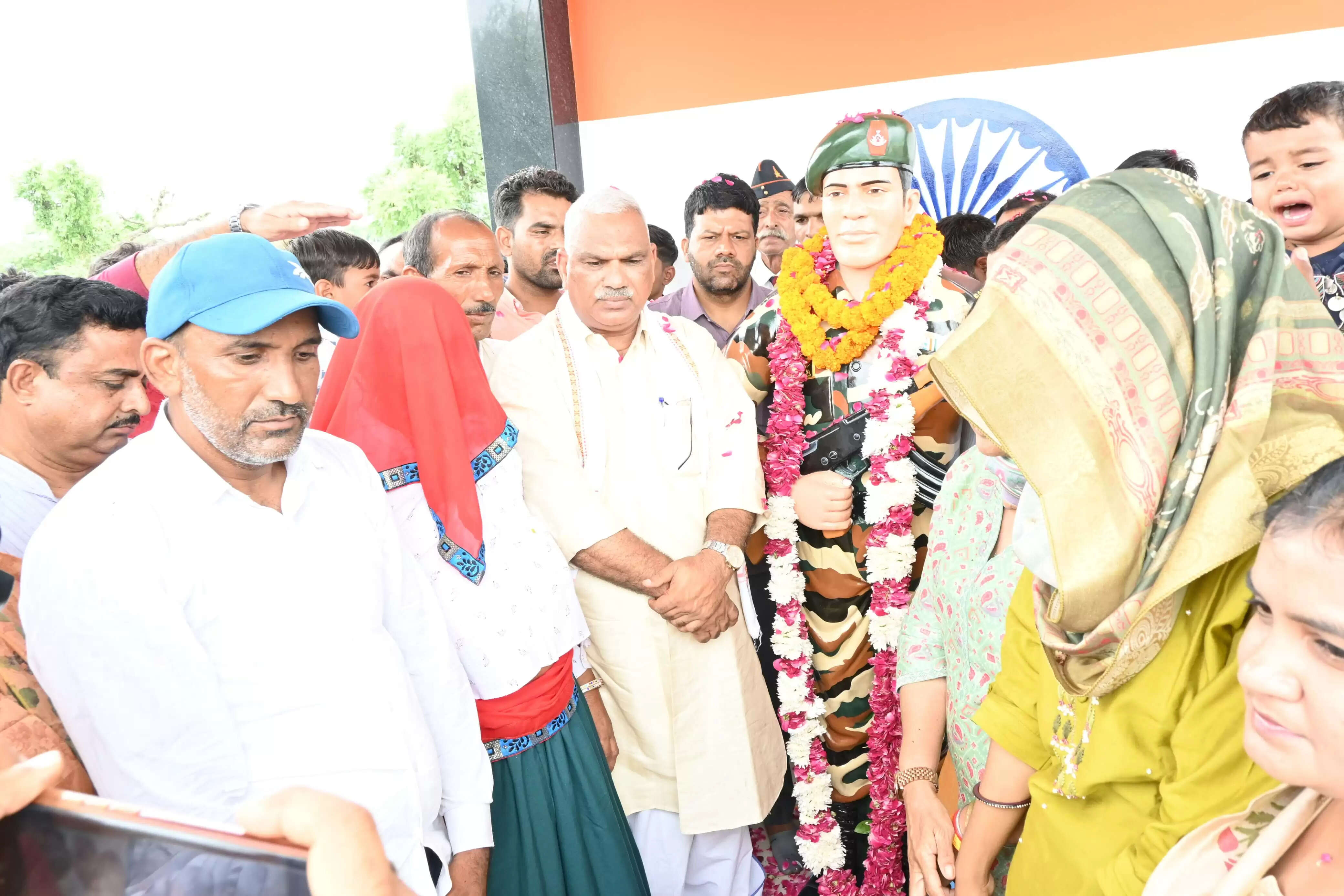 Jhunjhunu News: शहीद बिजेंद्र दौराता की प्रतिमा का अनावरण, मंत्री बेढम ने दी श्रद्धांजलि- कहा, "यह केवल मूर्ति नहीं, बलिदान की अमर गाथा है"