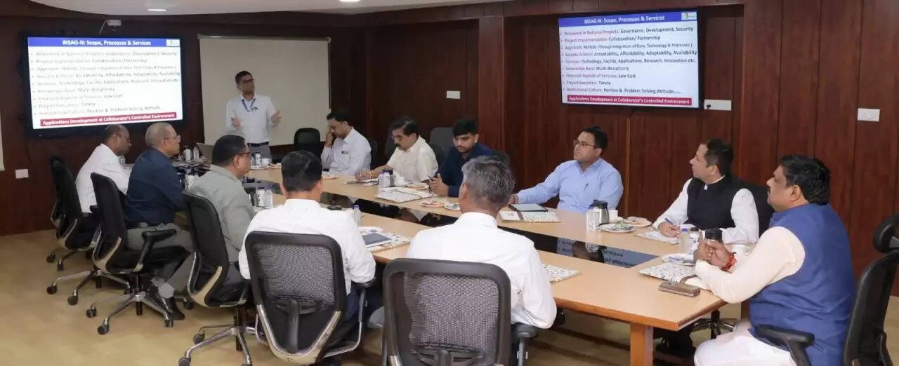 CG News: शिक्षा मंत्री गजेंद्र यादव ने अहमदाबाद में BISAG संस्थान का दौरा किया, तकनीकी नवाचारों का किया अवलोकन