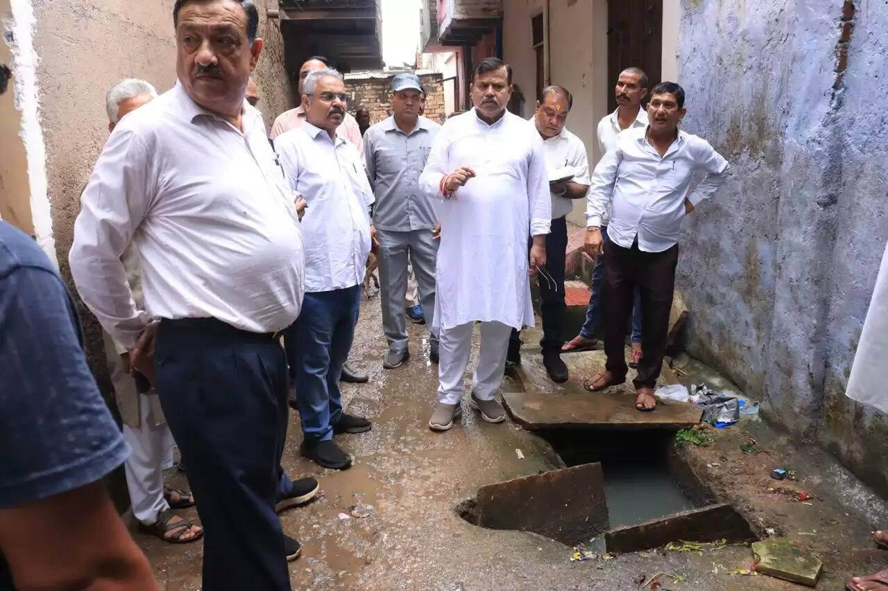 Gwalior News: ऊर्जा मंत्री तोमर ने उपनगर ग्वालियर में किया भ्रमण, अधिकारियों को दिए निर्देश 